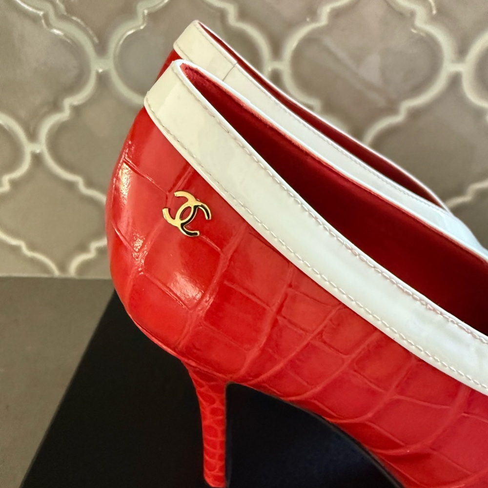 BNWT Chanel 26S Croc Embossed Patent Coral White Leather Pumps Shoes Size 37.5 - Picture 7 of 12